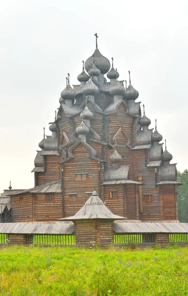 Houten kerk van de voorbede in de buurt van St. Petersburg. — Stockfoto