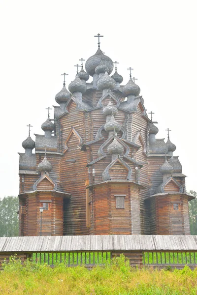 Houten kerk van de voorbede in de buurt van St. Petersburg. — Stockfoto