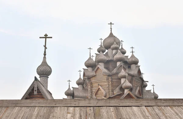 Chiesa di legno dell'Intercessione vicino a San Pietroburgo . — Foto Stock