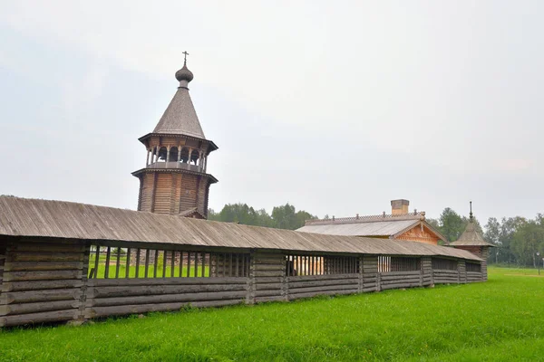 Het complexe landhuis Bogoslovka in de buurt van St. Petersburg. — Stockfoto