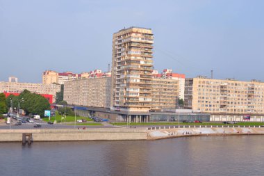 Setin bulut bahar günü, Neva Nehri'nin.