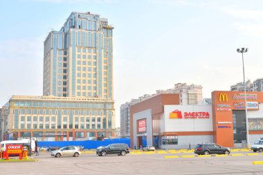 Mosksvskiy Caddesi üzerinde modern binalar.