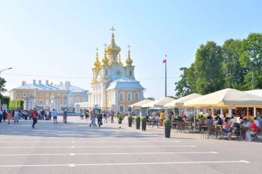 Meydanı ve Grand Peterhof Sarayı.