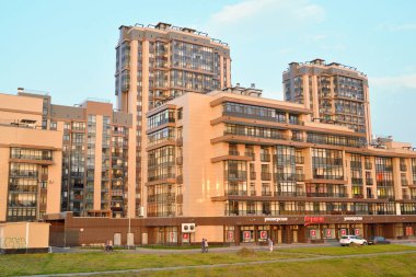 Konut Kompleksi Baltık inci gün batımında.