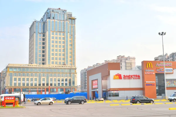 Mosksvskiy Caddesi üzerinde modern binalar.