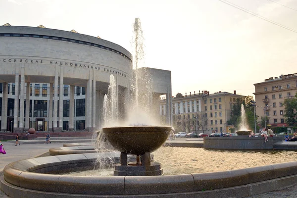 Fontein en de Russische nationale bibliotheek in Sint-Petersburg. — Stockfoto