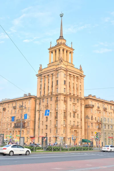 Πολυόροφων κτιρίων ΟΙΚΟΔΟΜΩΝΤΑΣ το νεοκλασικό στυλ στην Αγία Πετρούπολη. — Φωτογραφία Αρχείου