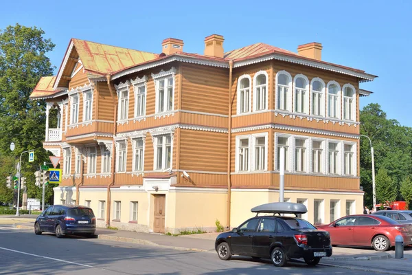 Old wooden mansion in Petergof. — Stock Photo, Image