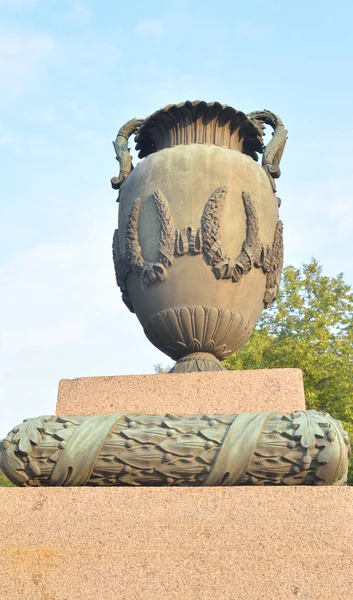 サンクトペテルブルグの新古典主義様式の花瓶. — ストック写真