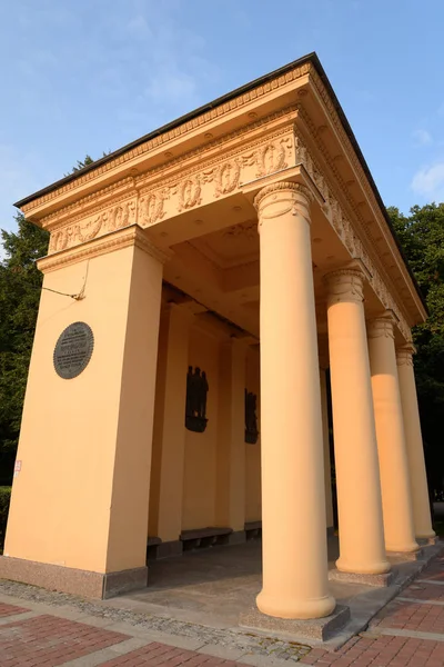 Pavillon im neoklassischen Stil in st.petersburg. — Stockfoto