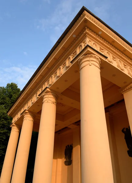 Pavillon im neoklassischen Stil in st.petersburg. — Stockfoto