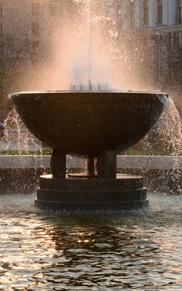 Le déluge d'eau d'une fontaine . — Photo