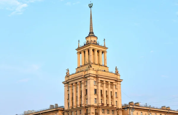 高层建筑在圣彼得堡的新古典主义建筑风格. — 图库照片