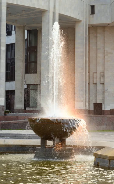 De gush van water van een fontein. — Stockfoto