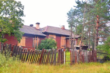 Bina kırsal tren istasyonuna terk edilmiş.