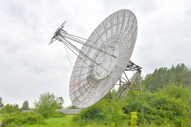 Anten radyo teleskop.