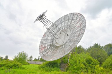 Anten radyo teleskop.