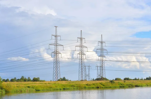 Línea eléctrica en el campo . — Foto de Stock