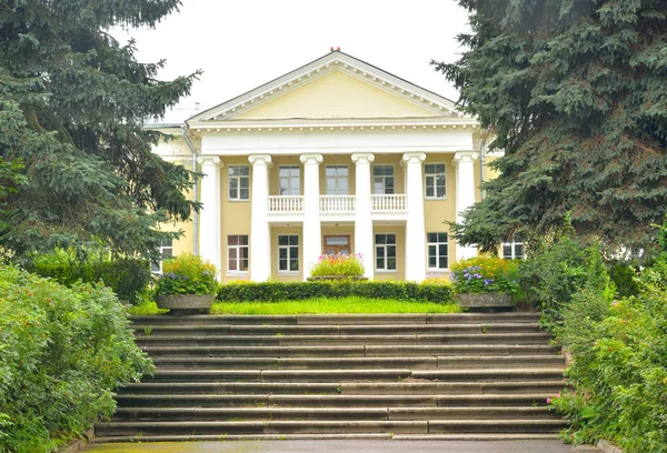 Het gebouw is in de stijl van Stalin. — Stockfoto