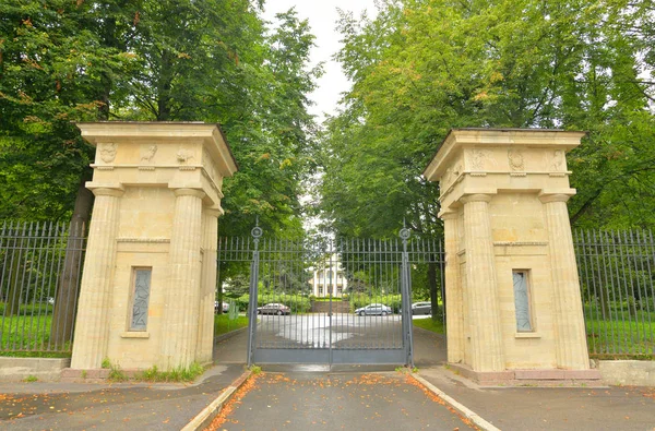 Gate i Pulkovo-observatoriet. — Stockfoto