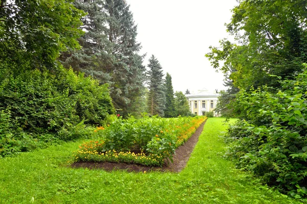 Park wokół obserwatorium astronomicznym Pułkowo. — Zdjęcie stockowe