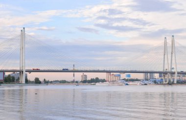 Kablo köprü ve Neva nehri kaldı..