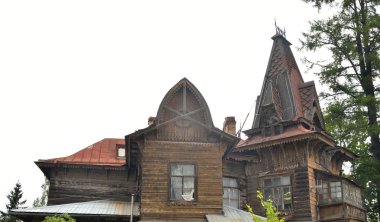 Eski konut ahşap bina.