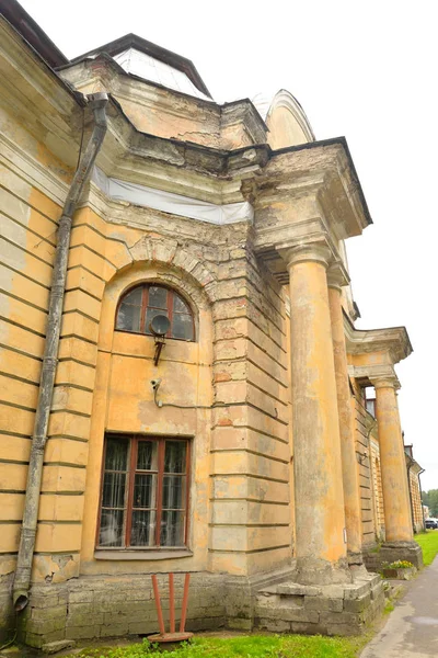 Estábulos do Palácio em Gatchina . — Fotografia de Stock