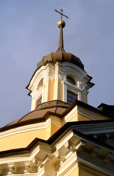 Kupol av kyrkan av de heliga apostlarna Petrus och Paulus i Znamenka. — Stockfoto