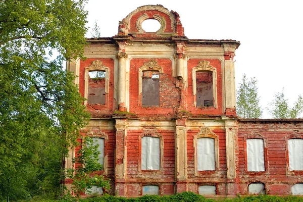 Ruin palace in the estate Znamenka. — Stock Photo, Image