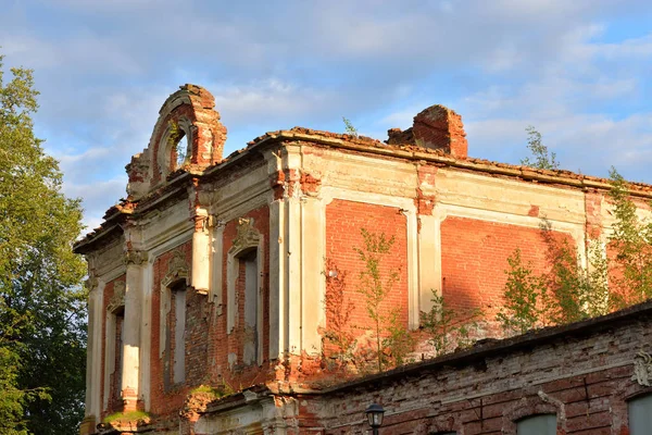 Palacio de ruinas en la finca Znamenka . — Foto de Stock
