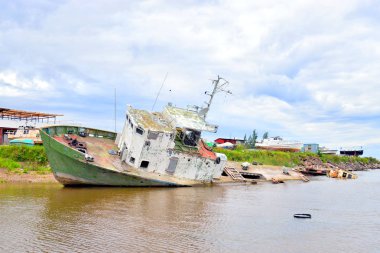 Baltık Denizi kıyısında batan tekne.