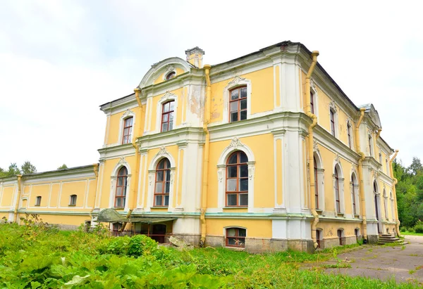 Baroque palace in the estate Znamenka. — Stock Photo, Image