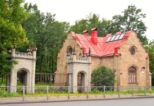 Das Pförtnerhaus im Orangenpark in Strelna. — Stockfoto