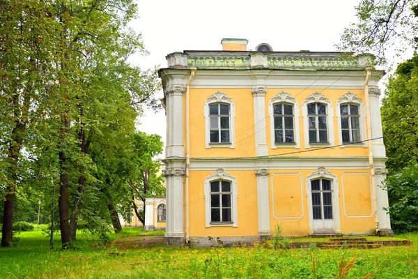 Barokowy pałac w majątku Znamenka. — Zdjęcie stockowe