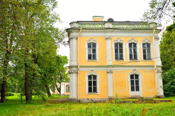 Barokke paleis in het landgoed Znamenka. — Stockfoto