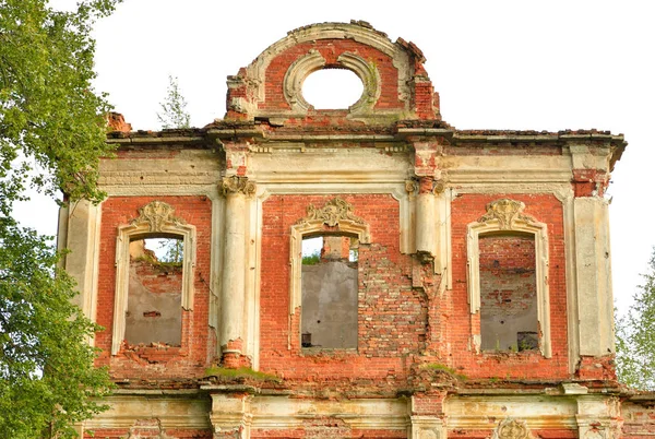 Palacio de ruinas en la finca Znamenka . —  Fotos de Stock
