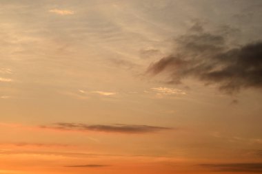 gün batımında bulutlar.