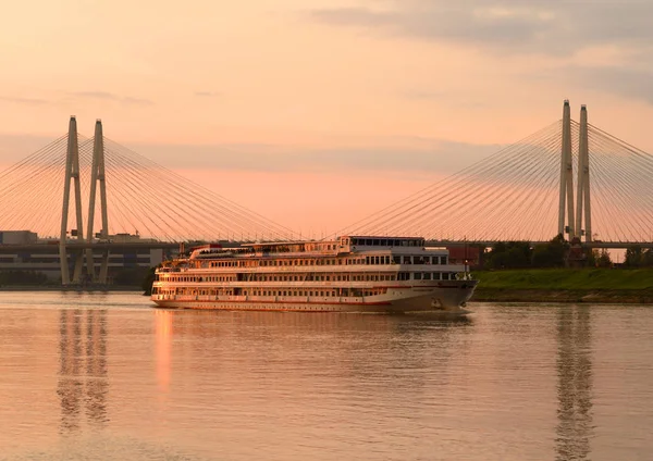 Schrägseilbrücke bei Sonnenuntergang. — Stockfoto