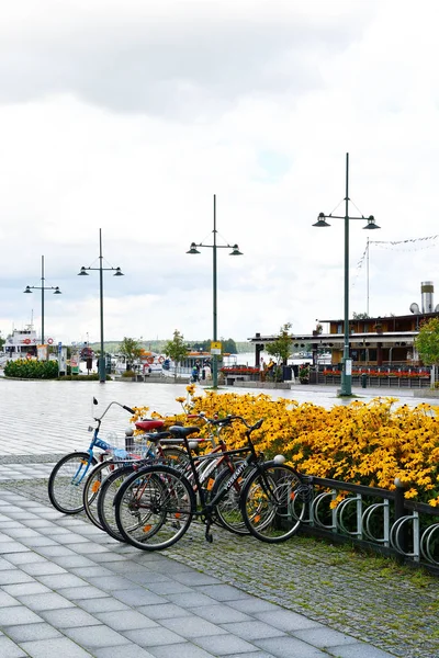 Zaparkowane rowery na ulicy Lappeenranta. — Zdjęcie stockowe