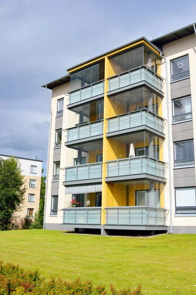 Edificio residencial en Lappeenranta en verano . — Foto de Stock