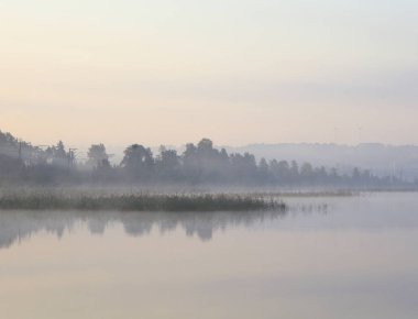 Gölün kıyısında bulanık bakış.