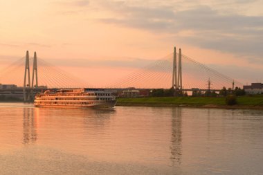 Askılı köprü gün batımında.