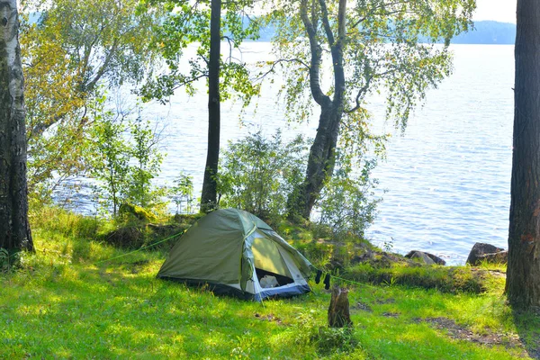 Camping tent op kust van lake. — Stockfoto