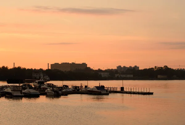 Utsikt över floden Neva i utkanten av St. Petersburg. — Stockfoto