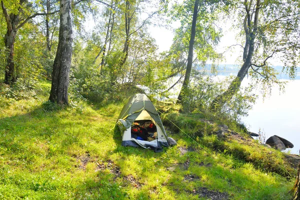 Camping tente sur la côte du lac . — Photo