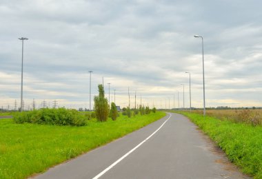 Yaz bulutu gün bisiklet yolu.
