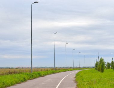 Yaz bulutu gün bisiklet yolu.