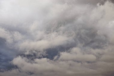 karanlık ve uğursuz yağmur bulutları.