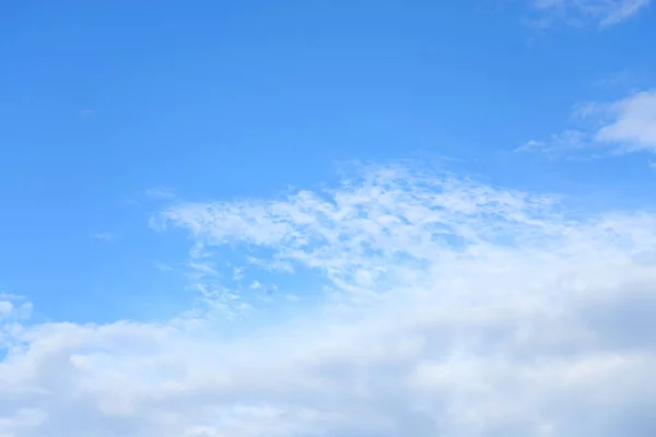 Moln och blå himmel. — Stockfoto